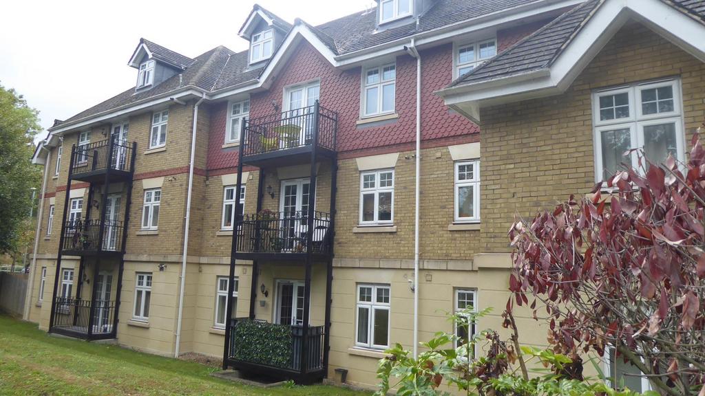 Mayfield Court, London Road, Bushey WD23 2 bed flat £370,000