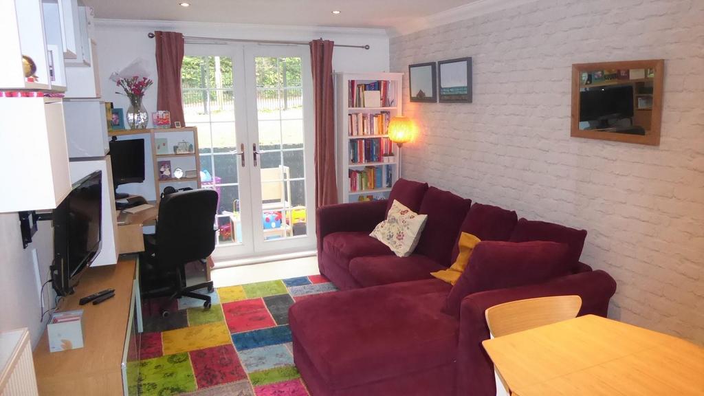 Mayfield Court, London Road, Bushey WD23 2 bed flat £370,000