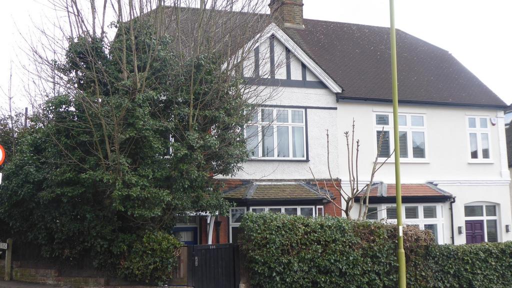 Aldenham Road, Bushey WD23 4 bed semidetached house £2,500 pcm (£577 pw)