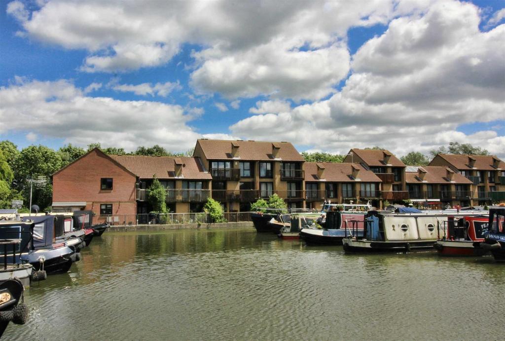 Woodley Headland, Peartree Bridge... 4 bed townhouse £1,395 pcm (£322 pw)