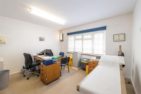 4 bedroom detached bungalow for sale - Povey Cross Road, Horley
