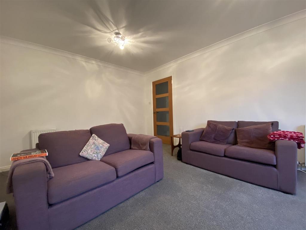 Coldstream Avenue, Perth 3 bed detached bungalow £950 pcm (£219 pw)
