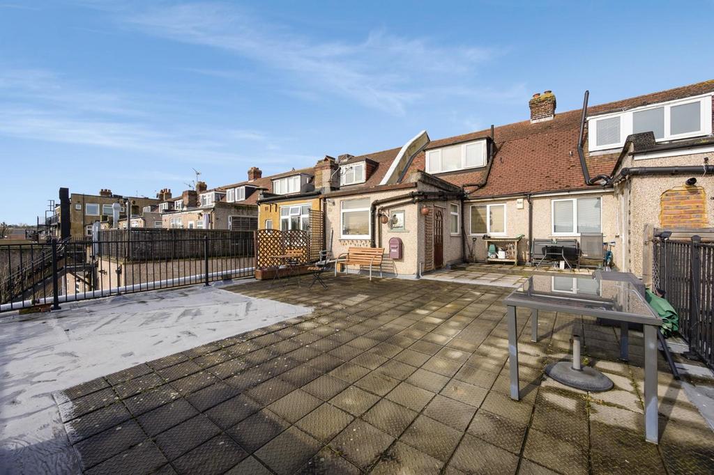 London Road, North Cheam 3 bed flat for sale £275,000