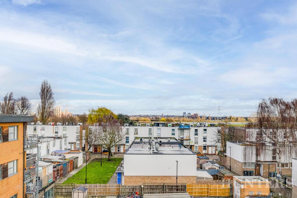 39 Hawthorne House, Grovelands Rd, London N15 6 BW-