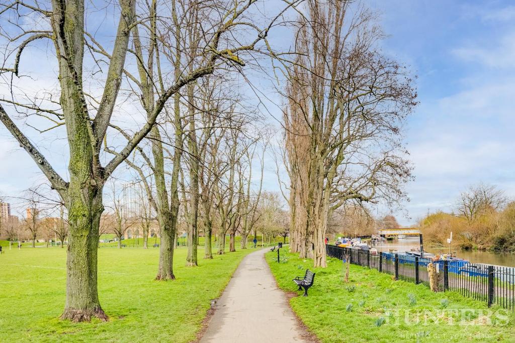39 Hawthorne House, Grovelands Rd, London N15 6 BW-