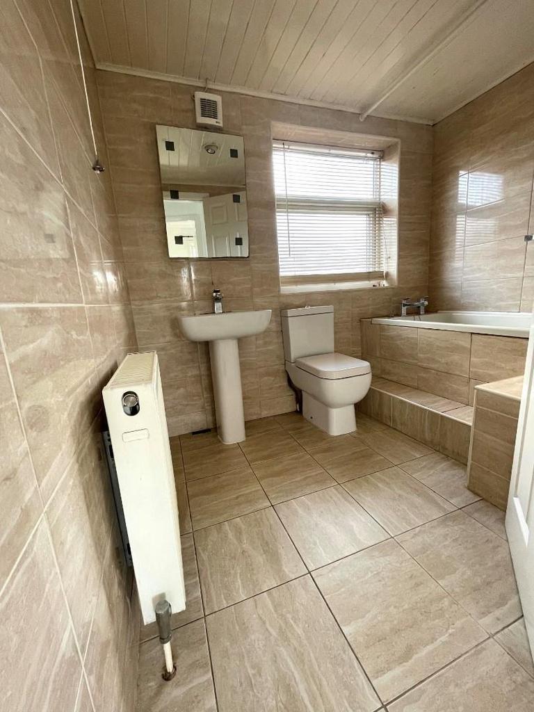 Bathroom 1.jpg