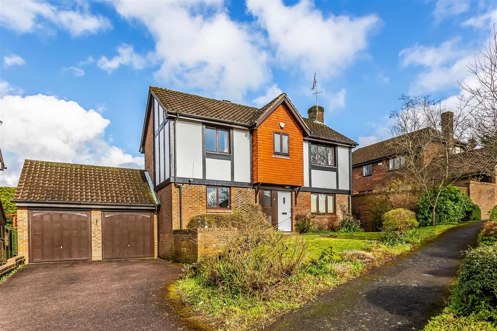 Padbrook, Oxted 4 bed detached house £2,500 pcm (£577 pw)