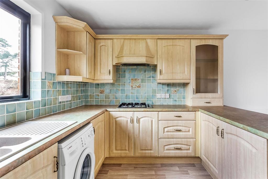 Padbrook, Oxted 4 bed detached house £2,500 pcm (£577 pw)