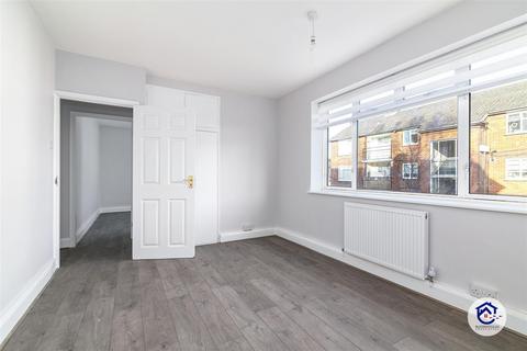 3 bedroom flat for sale - Merryhills Court, London N14
