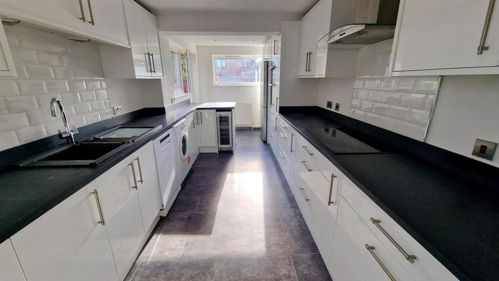 Kitchen 2.jpg