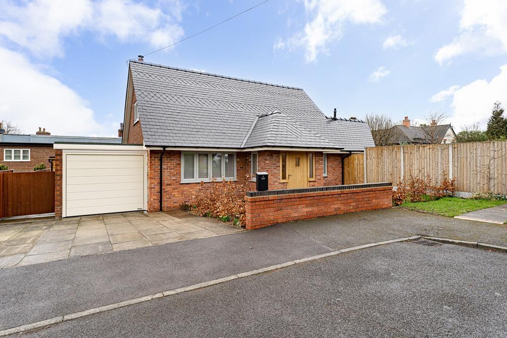 Kingsley Drive, Appleton, Warrington... 3 bed detached bungalow £600,000