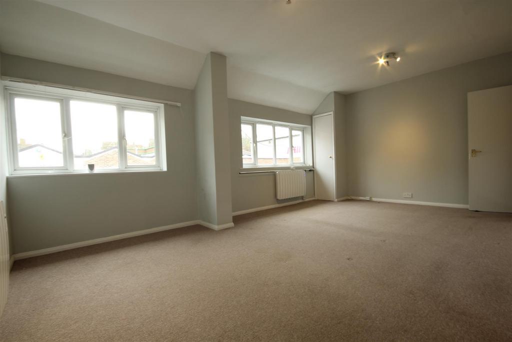NEW TOWN, UCKFIELD 2 bed flat £850 pcm (£196 pw)