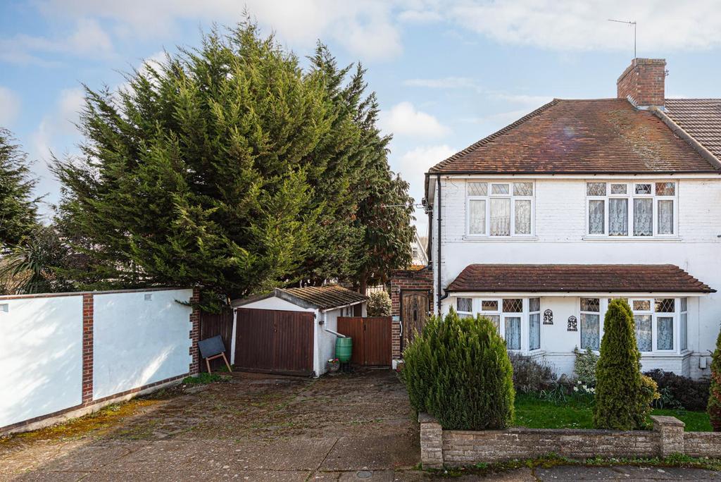 Kendor Avenue, Epsom 3 bed semidetached house £625,000