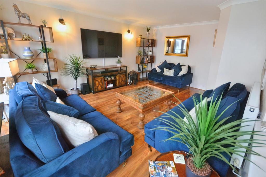 Kensington Gardens, Haverfordwest 4 bed terraced house £250,000