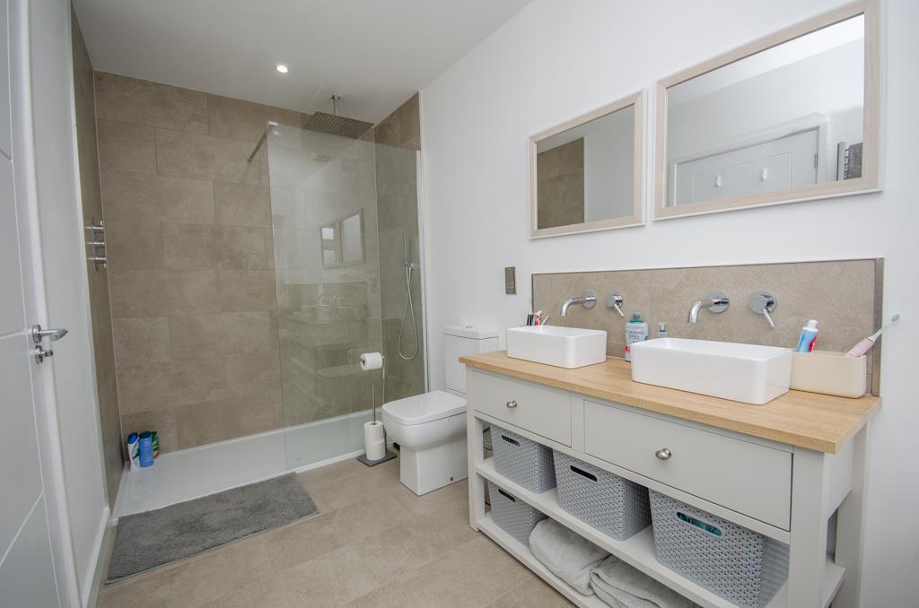 Master ensuite pic 2.jpg
