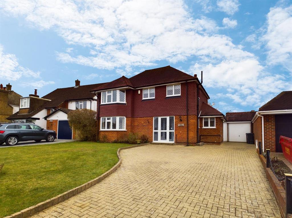 Shaw Crescent, Sanderstead 4 bed detached house £2,650 pcm (£612 pw)