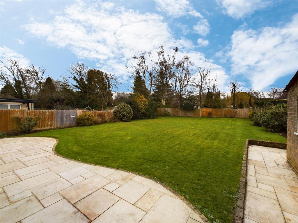 Shaw Crescent, Sanderstead 4 bed detached house £2,650 pcm (£612 pw)
