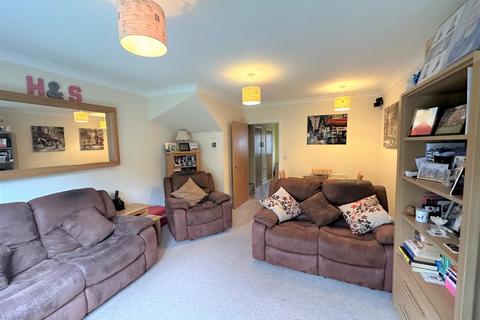 3 bedroom semi-detached house for sale - Cowden Close, Farnham