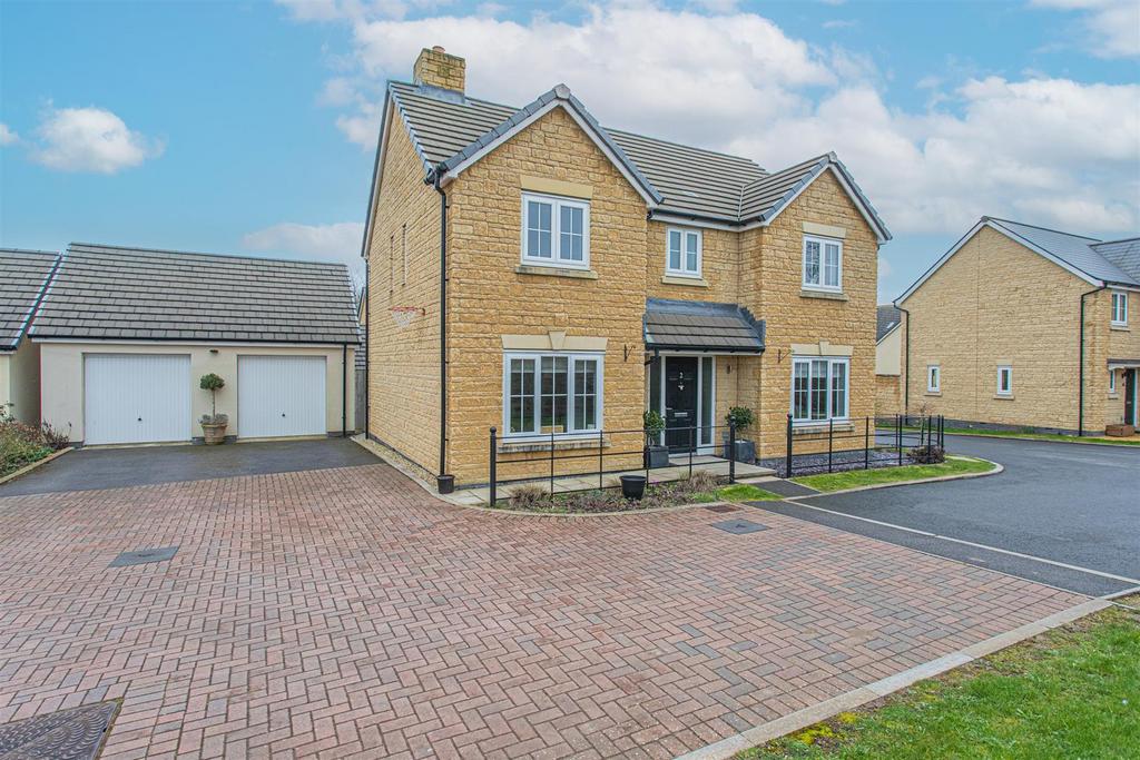 Duke Crescent, Corsham 4 bed detached house for sale £600,000