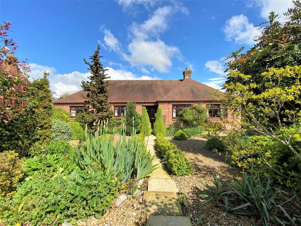The Pastures, Long Bennington, Newark 3 bed detached bungalow £400,000