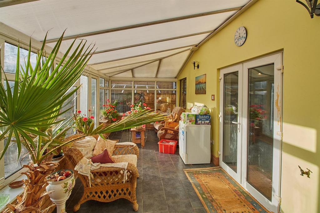 Large L shaped UPVC SUDG conservatory to rear