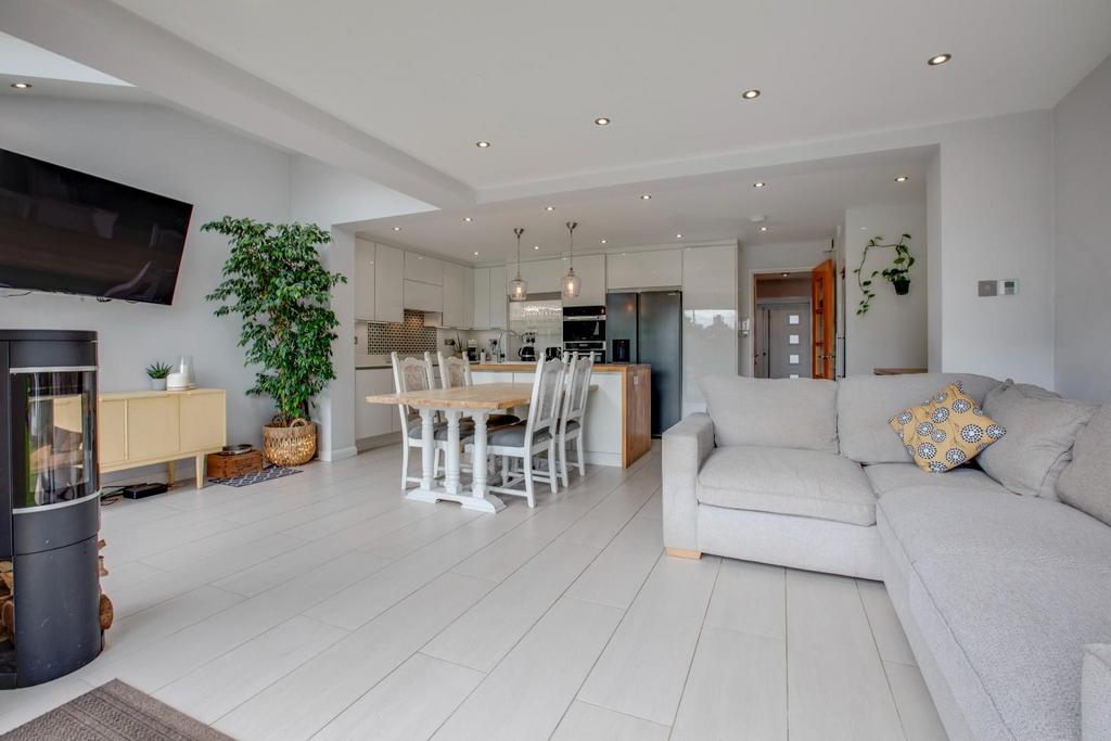 Parchment Close, Amersham... 3 bed semidetached house £675,000