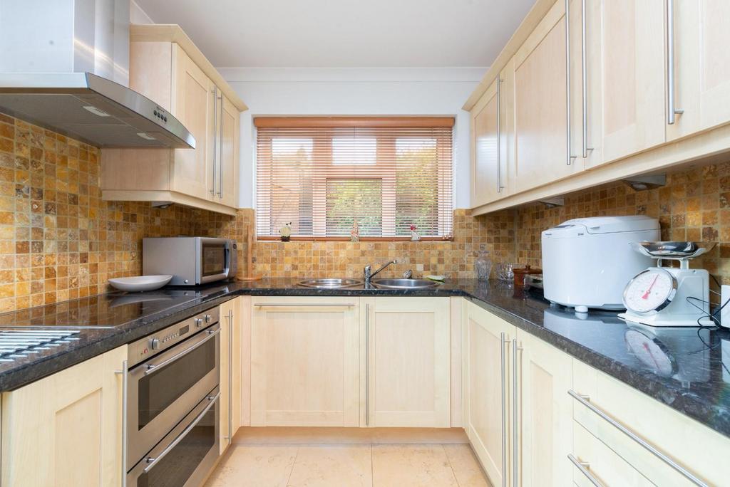 Warren Court, Chigwell, IG7 5EW 2 bed £375,000