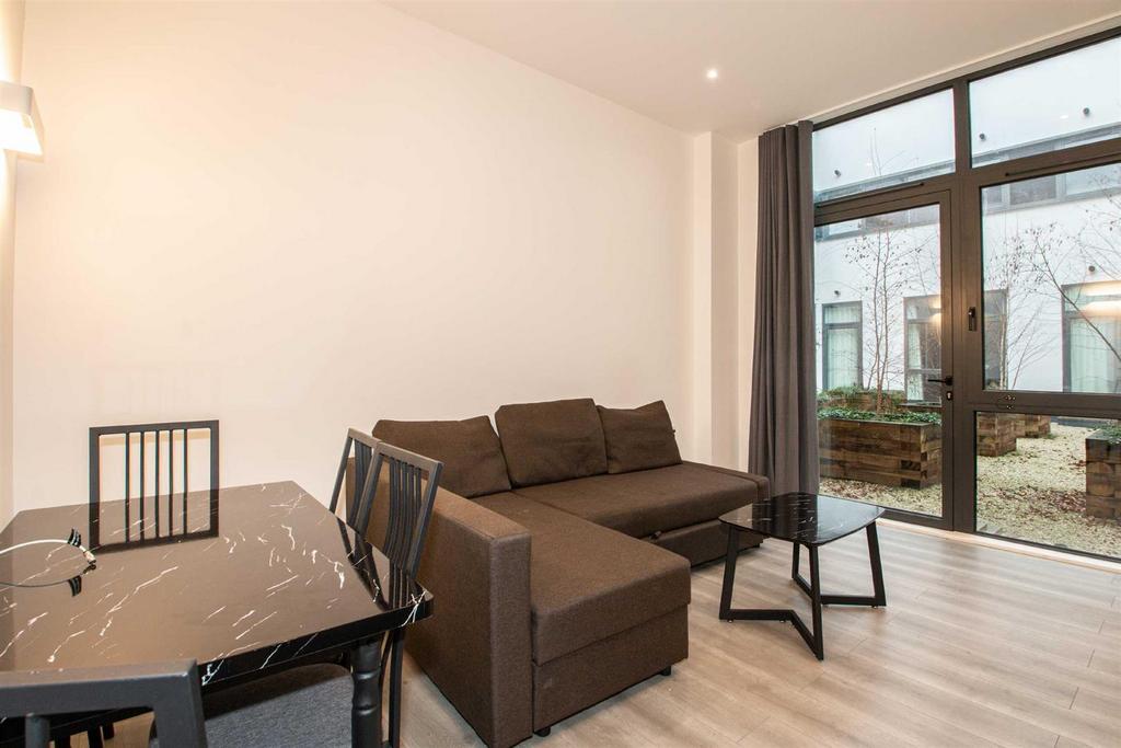 Capital Drive, Linford Wood 1 bed apartment £945 pcm (£218 pw)
