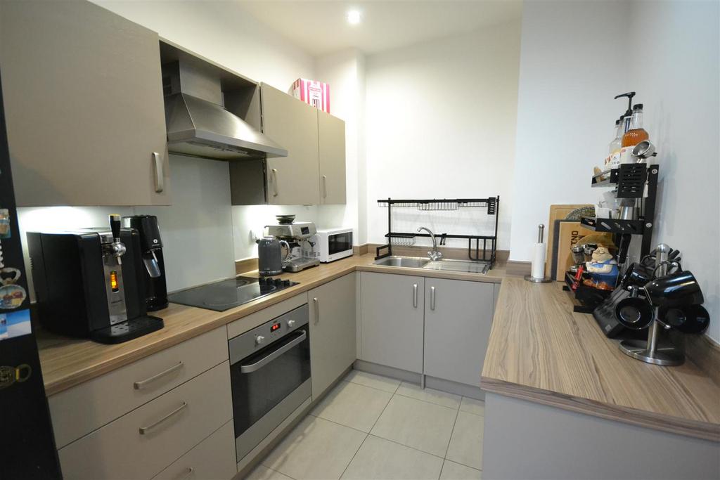Integrated fitted kitchen / diner