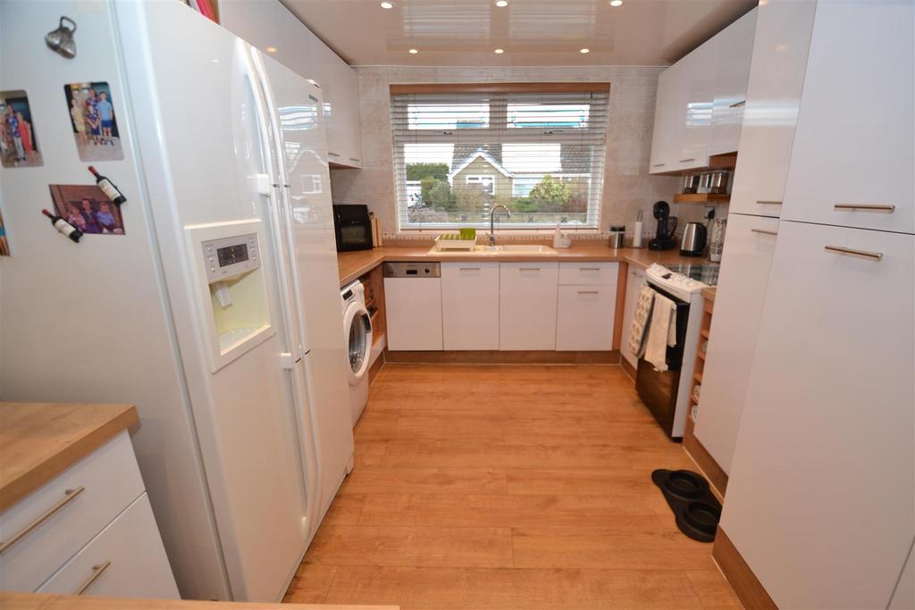 Foxhill Grove, Queensbury, Bradford 2 bed semidetached bungalow £214,950