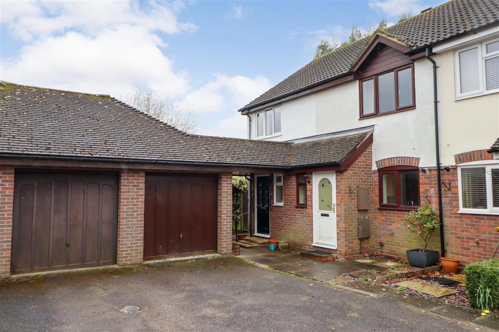 Earlswood Close, Horsham 2 bed terraced house for sale £325,000