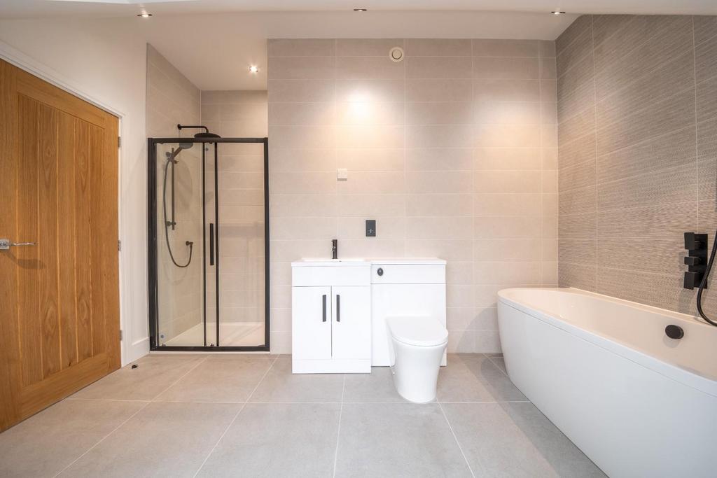 Family bathroom 2nd view.jpg