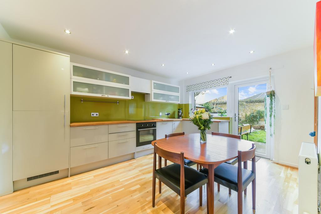 Garrick Close, SW18 3 bed house £2,750 pcm (£635 pw)