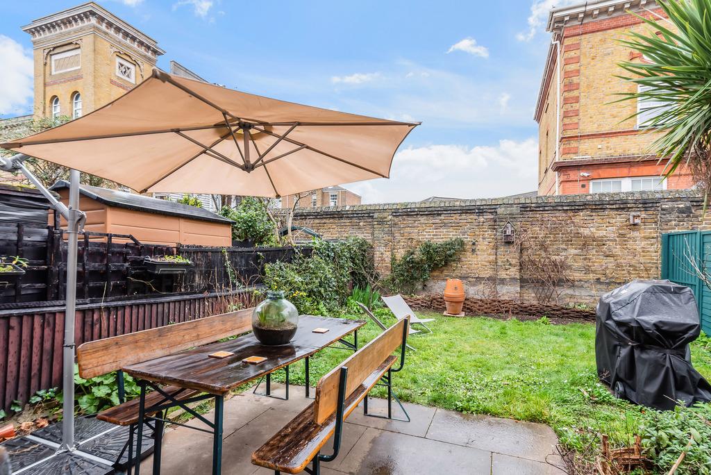 Garrick Close, SW18 3 bed house £2,750 pcm (£635 pw)
