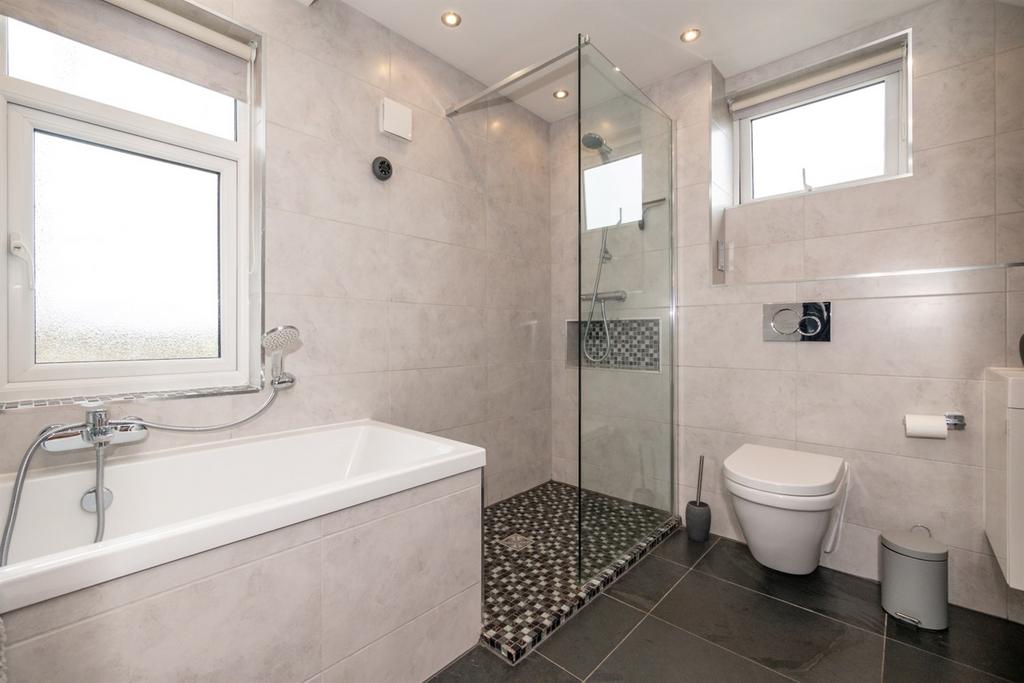 En-Suite Bathroom