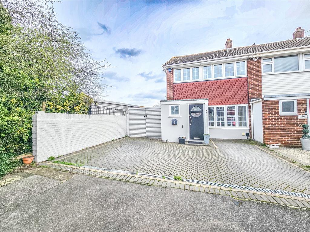Jubilee Close, Romford, RM7 3 bed end of terrace house for sale £450,000