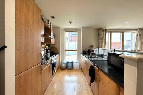 3 bedroom flat to rent, Cromwell Court, Brewery Wharf, Leeds, UK, LS10