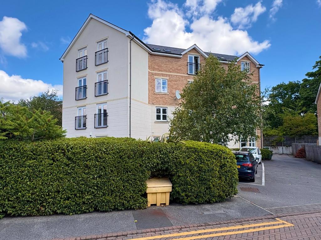 Apartment in Leeds, Far Headingley, Weetwood - View 2