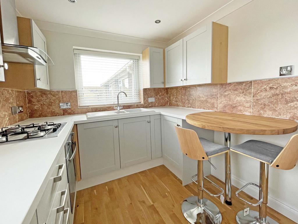 Churchgate Court, Bramhope, Leeds, LS16 2 bed flat £895 pcm (£207 pw)