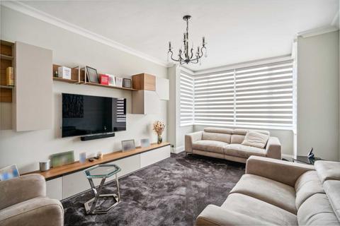 16 Silverdale Road, Bushey, WD23 2LZ