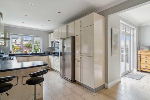16 Silverdale Road, Bushey, WD23 2LZ