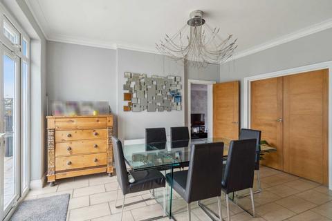 16 Silverdale Road, Bushey, WD23 2LZ