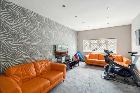 16 Silverdale Road, Bushey, WD23 2LZ