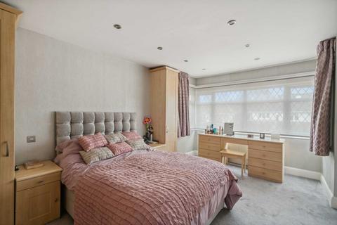 16 Silverdale Road, Bushey, WD23 2LZ