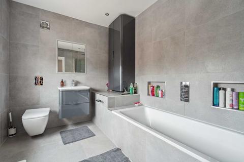 16 Silverdale Road, Bushey, WD23 2LZ