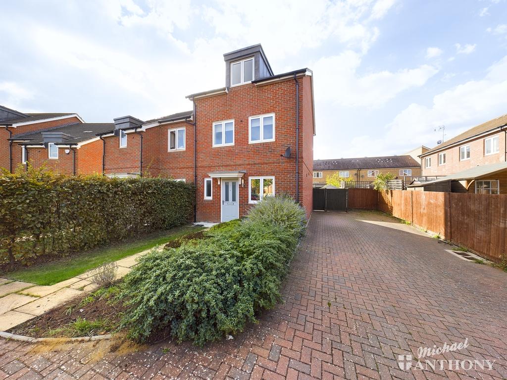 Bramley Road, Aylesbury 3 bed semidetached house for sale £405,000