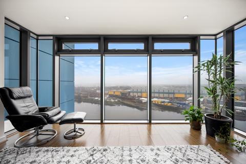 13/2, 1 Meadowside Quay Square, Glasgow, G11 6BS
