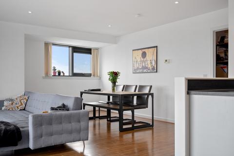 13/2, 1 Meadowside Quay Square, Glasgow, G11 6BS