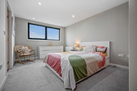 13/2, 1 Meadowside Quay Square, Glasgow, G11 6BS