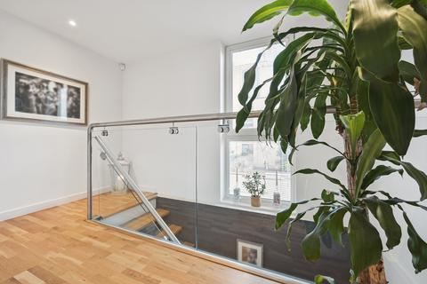 28 Baltic Avenue, Brentford, TW8 0LL